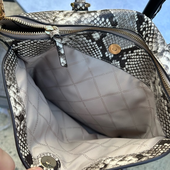 EUC Michael Kors Snakeskin Purse bundle - Picture 8 of 13